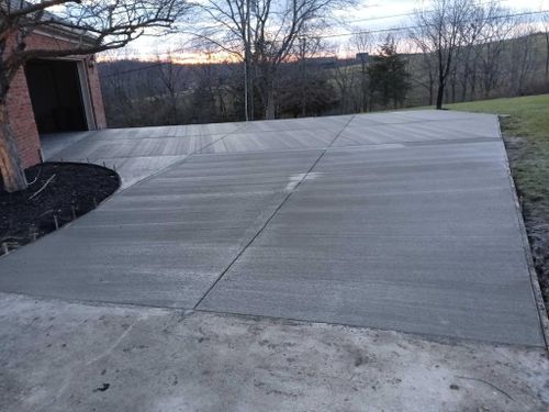 Concrete Driveways for Hellards Excavation and Concrete Services LLC in Mount Vernon, KY