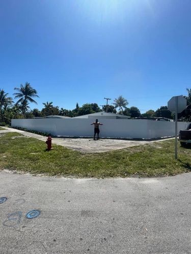 Fence & Gate Installation for Maui Fence LLC in Miami, FL