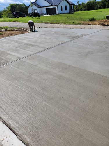 Concrete Driveways for Hellards Excavation and Concrete Services LLC in Mount Vernon, KY