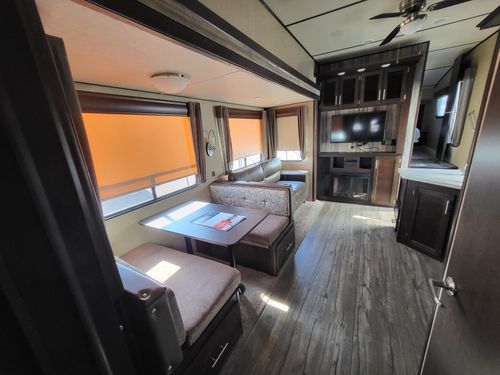 2018 Arctic Wolf 38ft for Paradise RV Rentals in Perry, GA