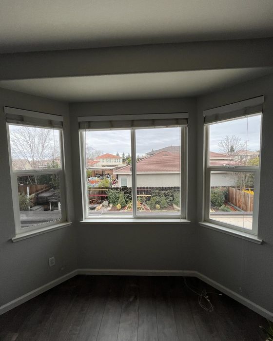 Bay window installation in an empty room