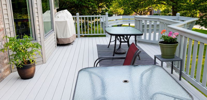 Finished light deck with patio table, chairs and planters