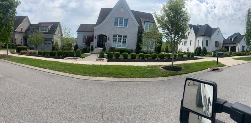 Mulch and Landscape Bed Maintenance 