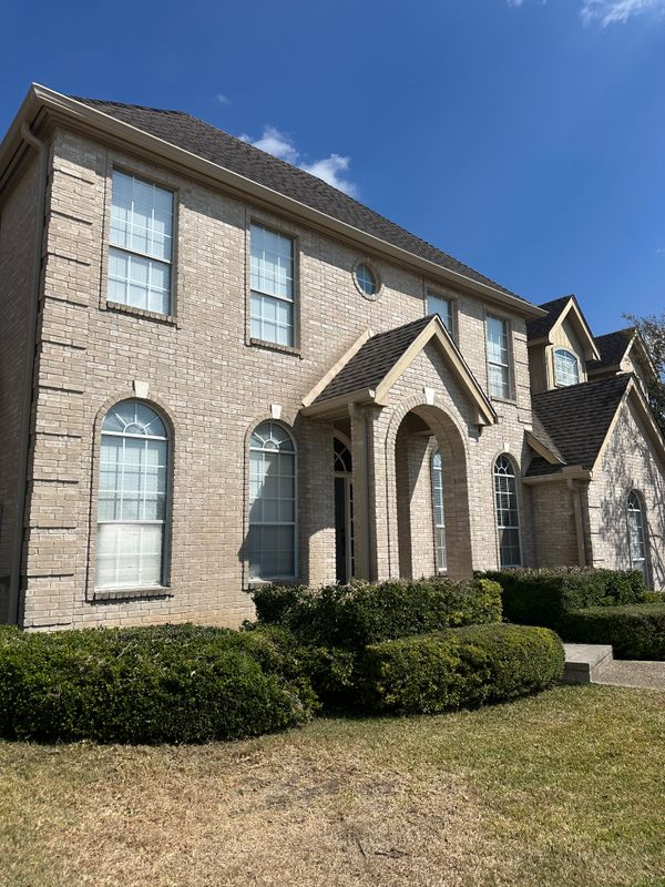 Stunning Exterior Transformation: GEOS Painting Revives Classic Brick Home