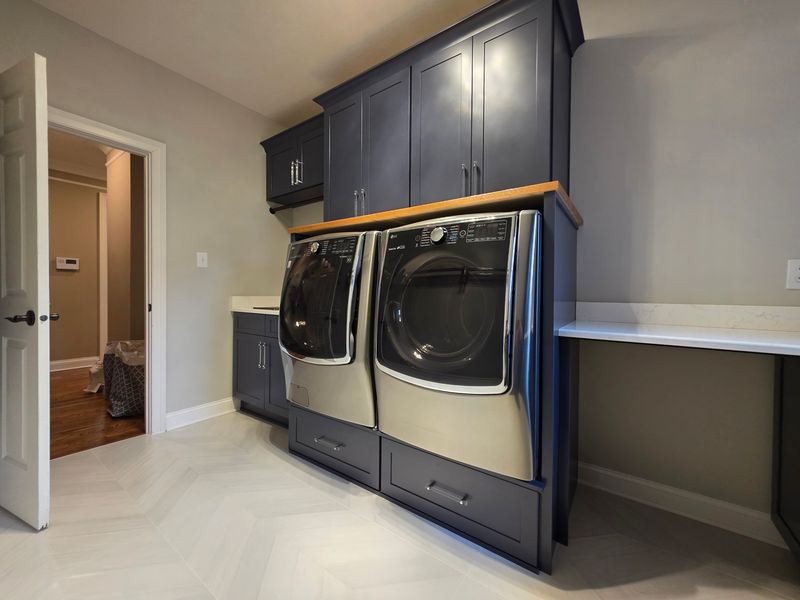 Laundry Rooms & Closets