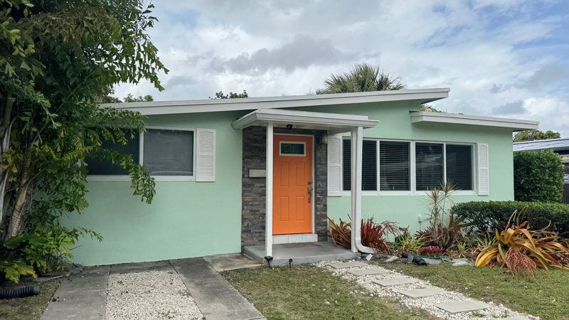"Transformative Coastal Color Upgrade: JM Home Prep's Exterior Masterpiece in Fort Lauderdale"