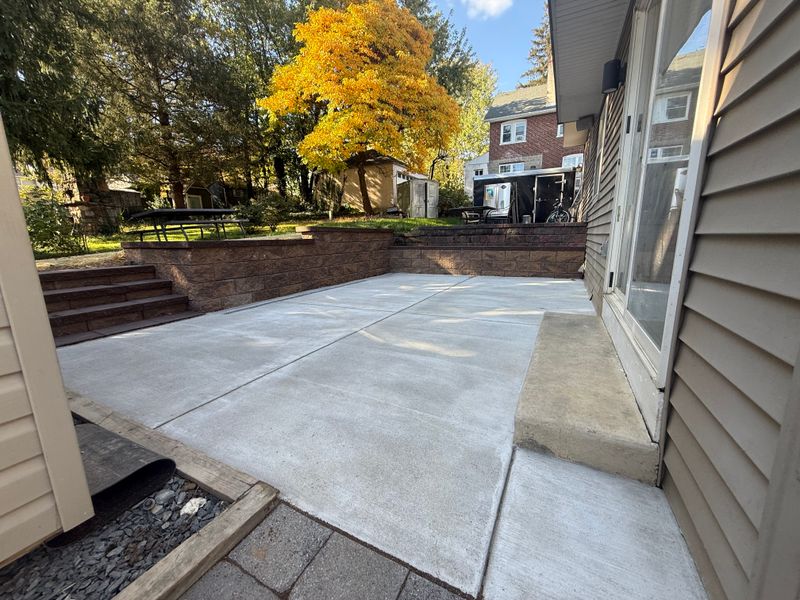 Sahara Chestnut Retaining Wall & Concrete Patio