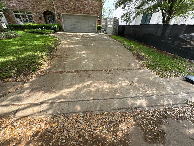 "Revitalize Your Curb Appeal: Expert Surface Cleaning in Braeswood Place, Houston"