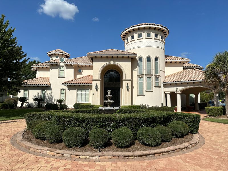 Transforming Sugar Land's Palm Royale: Comprehensive Roof to Driveway Cleaning by Power Pressure Wash