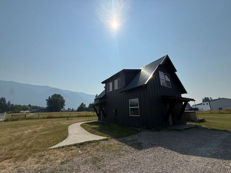 Modern Farmhouse Transformation: Enhancing Rural Charm with Contemporary Craftsmanship