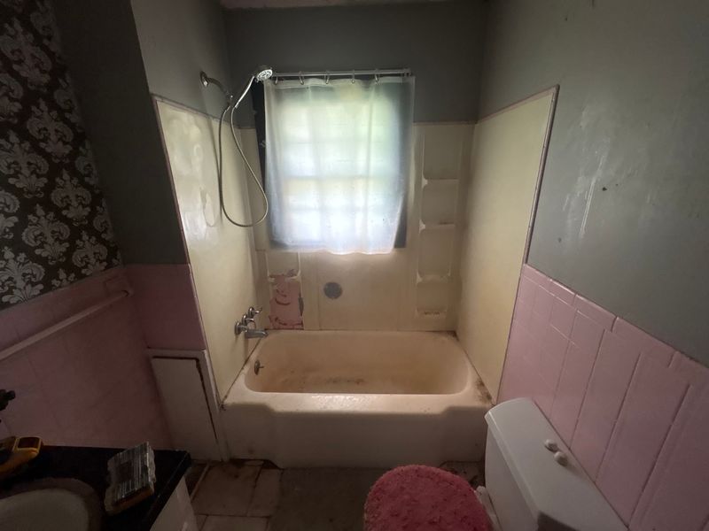 Modern Elegance: Transforming a Vintage Bathroom into a Refreshing Oasis