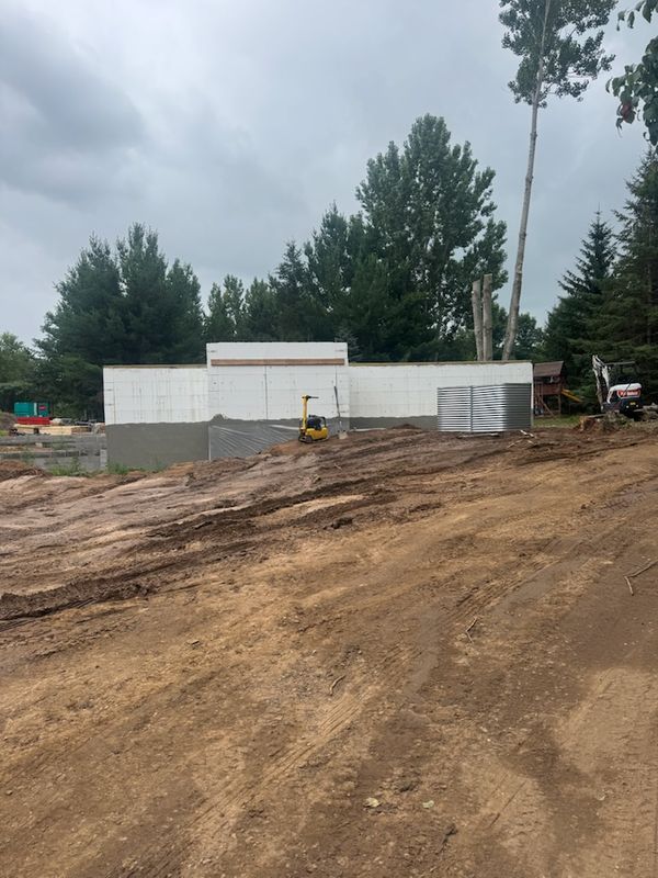 "Modern Marvel on Fish Lake: CM Contracting’s Architectural Showcase with Indoor Pickleball Court"