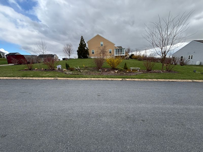 Revitalize Your Garden: Stunning Edging and Mulching Transformation in Chambersburg, PA