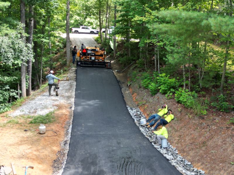 Asphalt paving