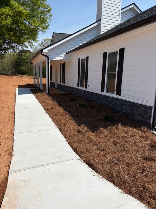 Mulch and Pinestraw Installation