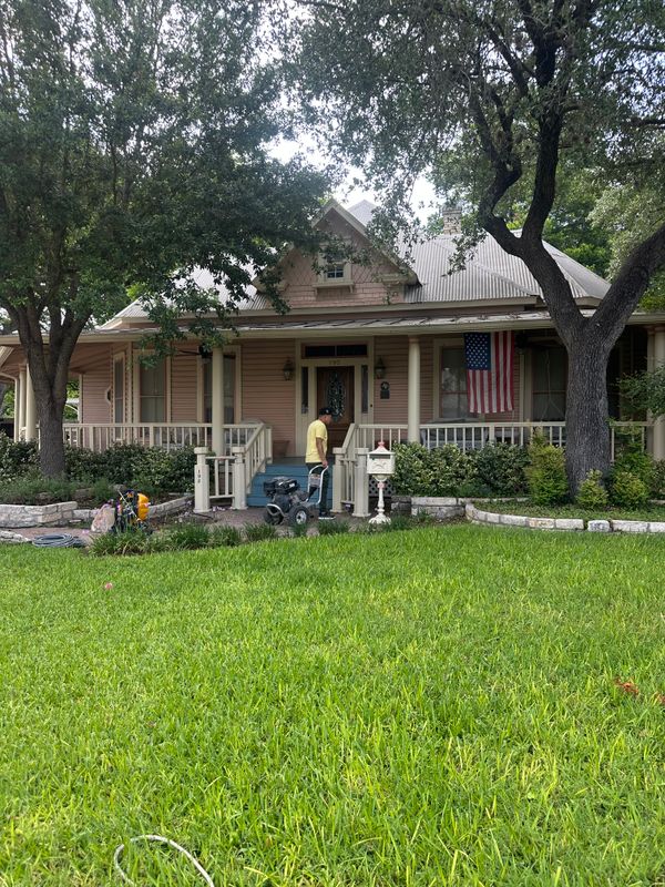 Revitalizing New Braunfels: GEOS Painting Transforms Historic Porch Charm