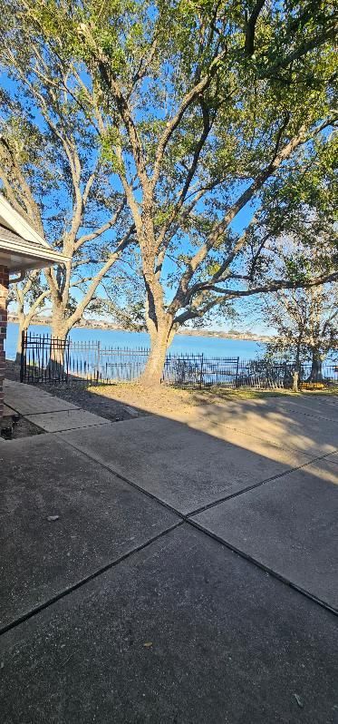 Seabrook Oak Transformation: Elevating Safety and Scenic Views with Servin's Tree Care