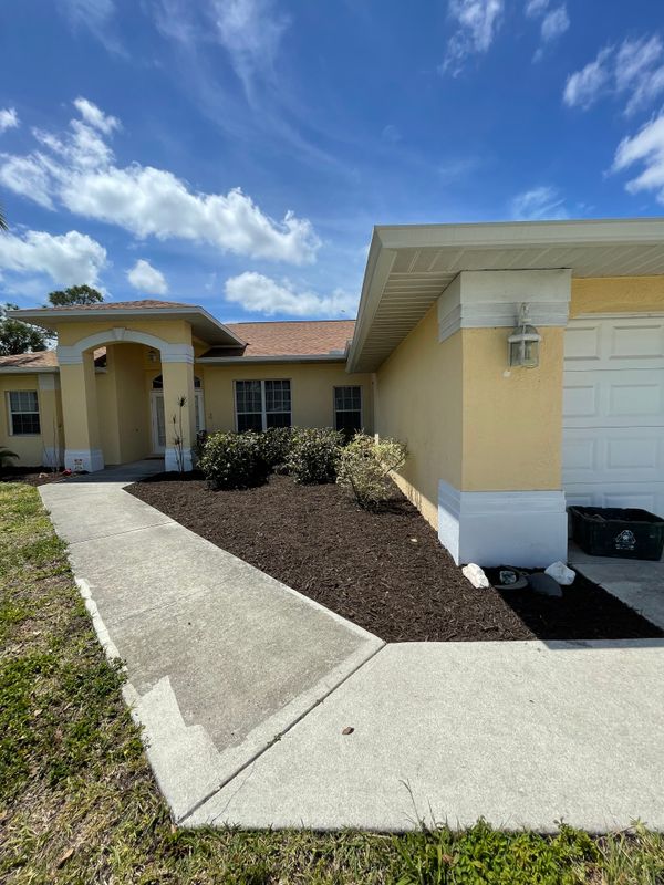 Mulch and rocks installation
