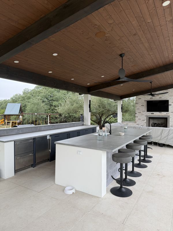 Bar Island & Full Family Entertainment Area
