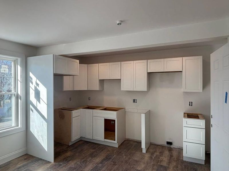 FINISH CARPENTRY & CUSTOM WORK