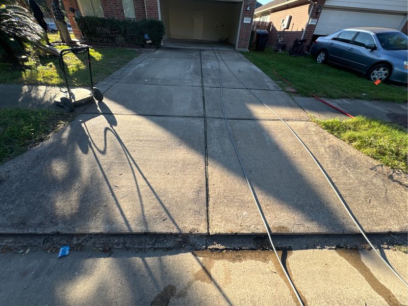 Houston Sparkle: Revitalizing Concrete Driveways and Garage Floors with Power Precision