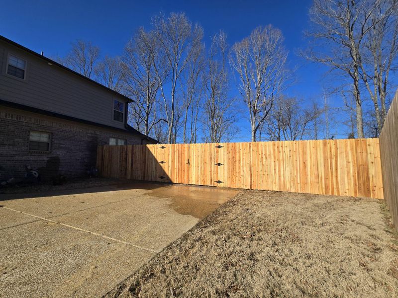 "Seamless Boundaries: A Cedar Picket Transformation in Lakeland with Patriot Fence's No-Dig Expertise"