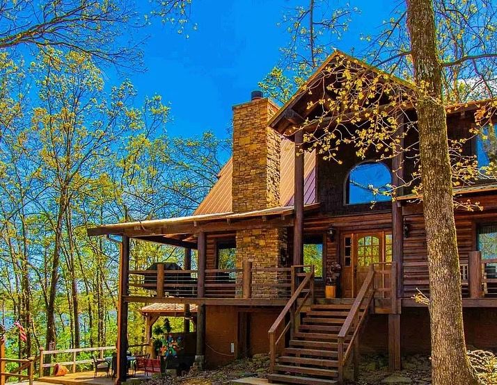 Stone Works Masterpiece: Embracing Lakeside Warmth with Chopped Fieldstone in Higden, AR