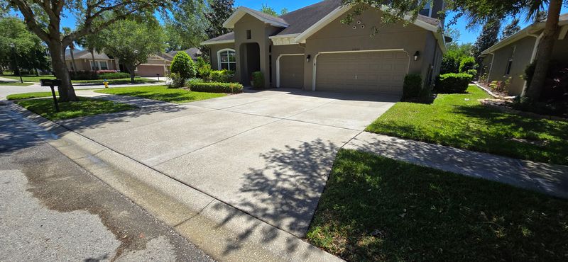 Revitalizing Fish Hawk Ranch: Precision Driveway and Sidewalk Pressure Washing in Lithia, FL
