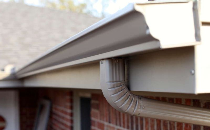 Seamless Eavestrough Installation