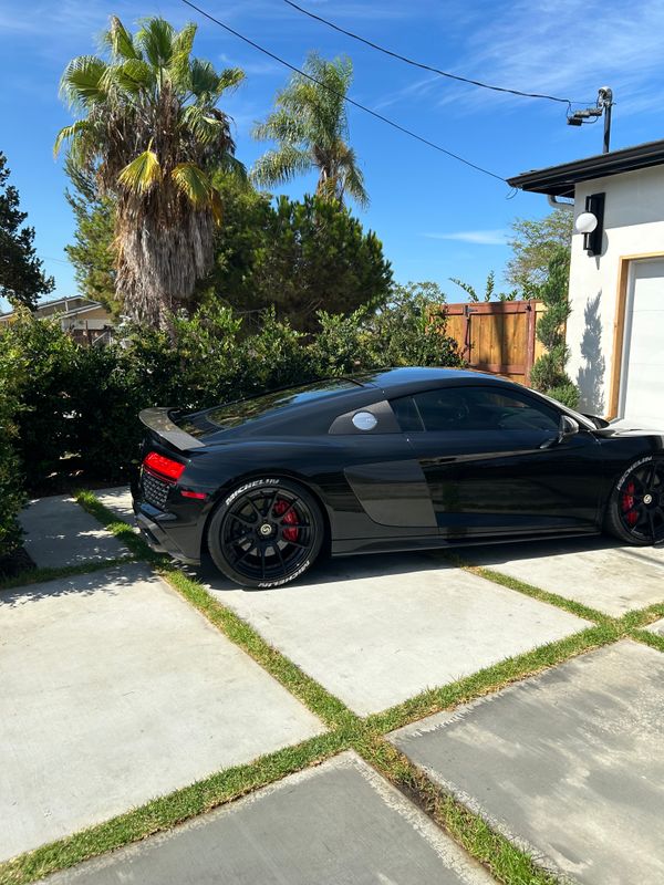 Mini detail &mdash; black Audi R8 after a mini detail