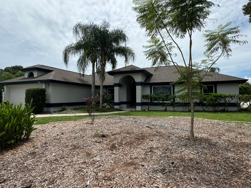 Revitalizing Oviedo: A Stunning Exterior Makeover by Paint Bros of Orlando