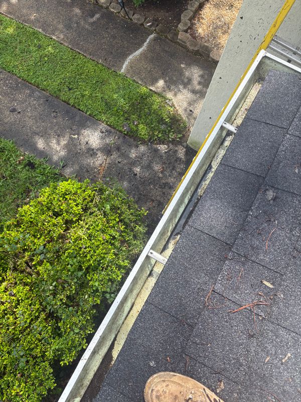 Gutter cleaning/ powerwashing/ soft washing