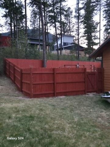 "Enhancing Privacy and Style: A Custom Fence Transformation in Saint Regis"