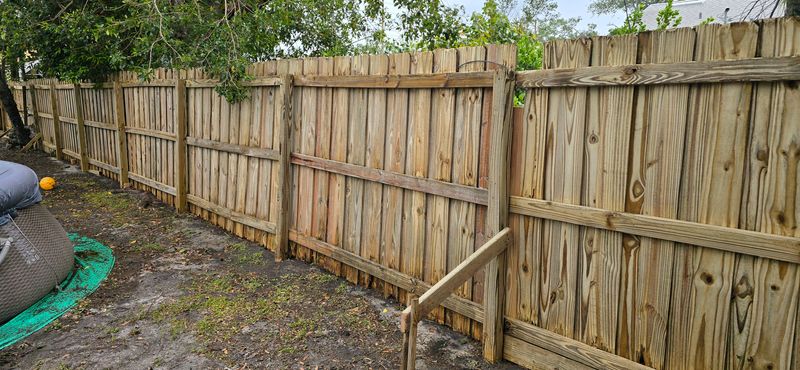 Revitalizing St Pete's Wood Fences: Blue Stream's Pressure Washing and Soft Washing Excellence