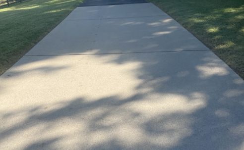 Revitalized Curb Appeal: Expert Driveway Cleaning & Sealing in Hendersonville, TN