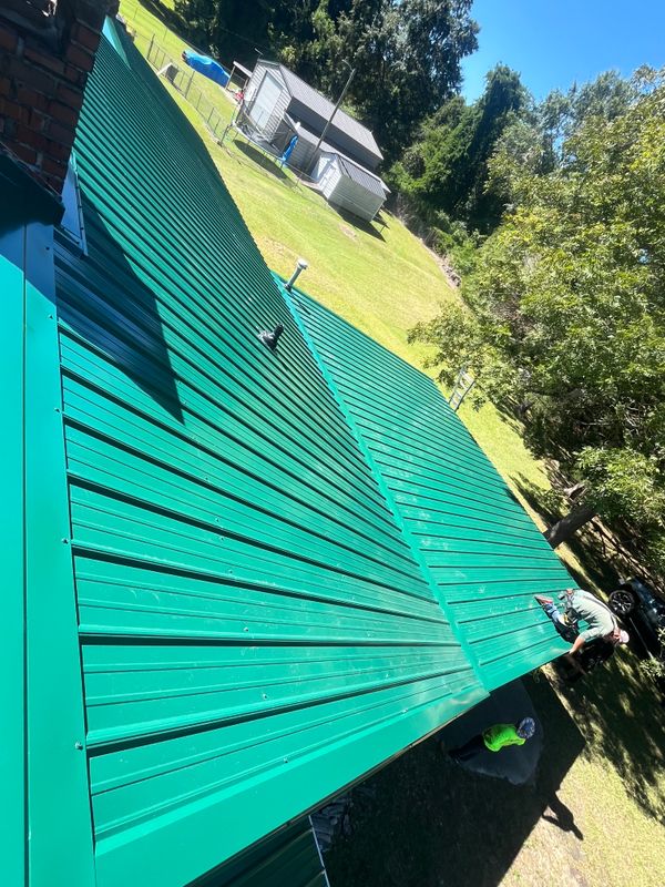 Metal roof by Eubanks Home Improvements: Quality Craftsmanship at Affordable Prices