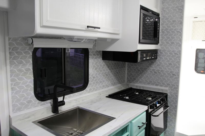 Laule’a Unleashed: Transforming a 1991 Montevideo into a Dream Home on Wheels with Mauka to Makai RV Renovations in Port Charlotte