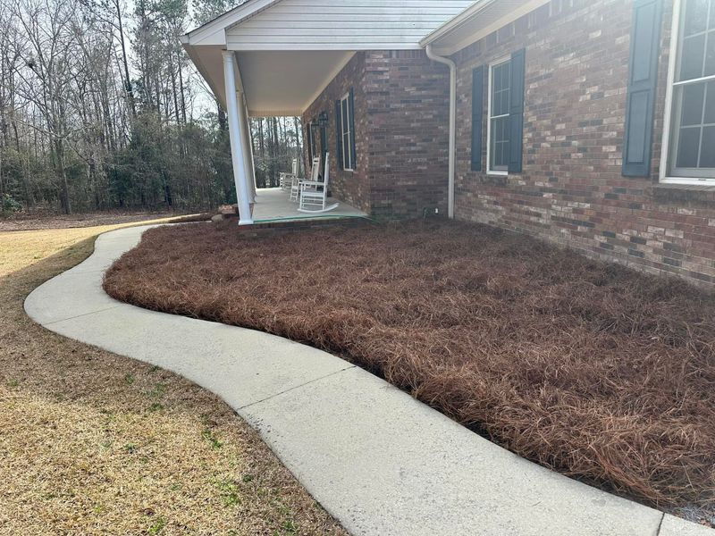 Mulch / Pine straw Install