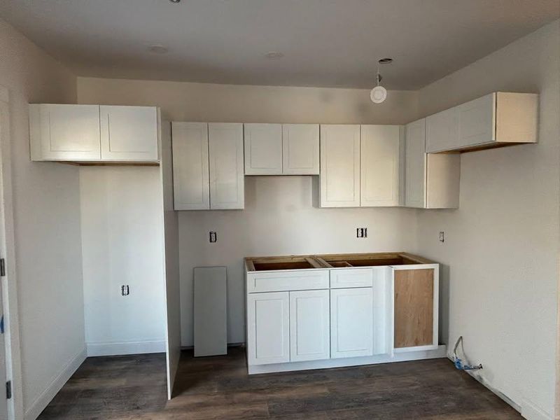FINISH CARPENTRY & CUSTOM WORK
