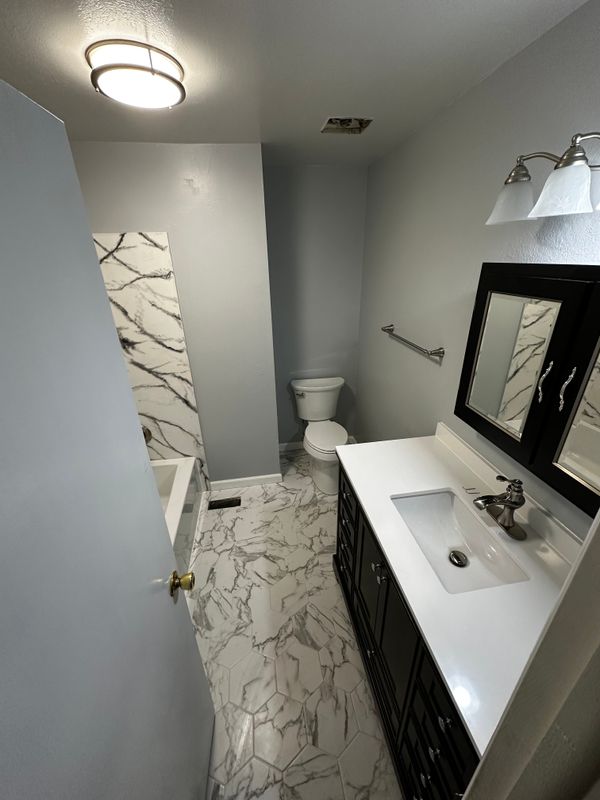 Aurora's Bathroom Bliss: Epoxy Elegance & Modern Comfort in Meadowood