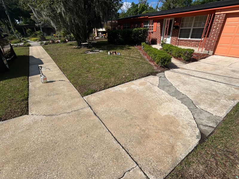 Driveway and Sidewalk Cleaning