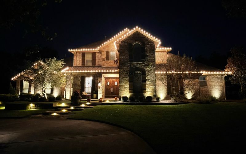 Friendswood Glow: Transforming Rooflines with North Star's Warm White Christmas Lighting