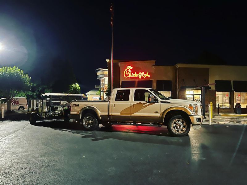 Radiant Results: Weekly Commercial Shine at Peachtree Parkway with CM Pro Wash
