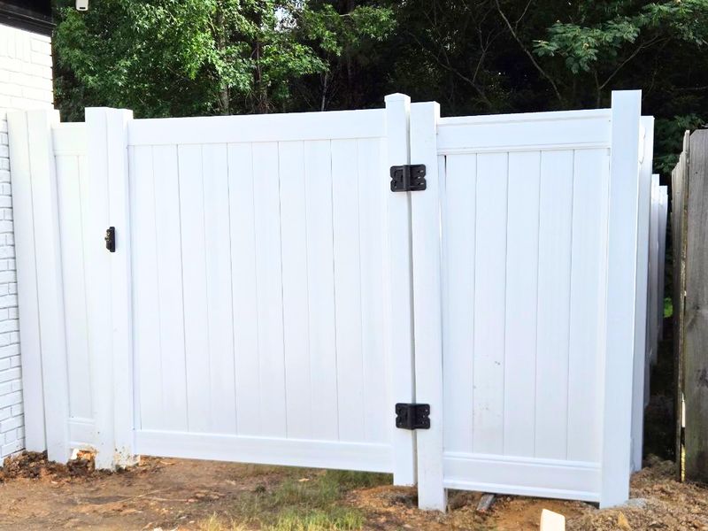 Seamless Privacy with Elegance: Arrow Line Fences' Durable Vinyl Installation