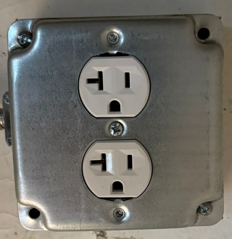 Plugs / Outlets 120/240v