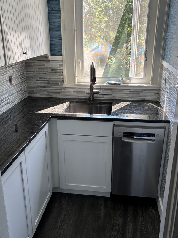FINISH CARPENTRY & CUSTOM WORK