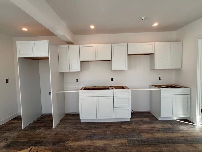 FINISH CARPENTRY & CUSTOM WORK
