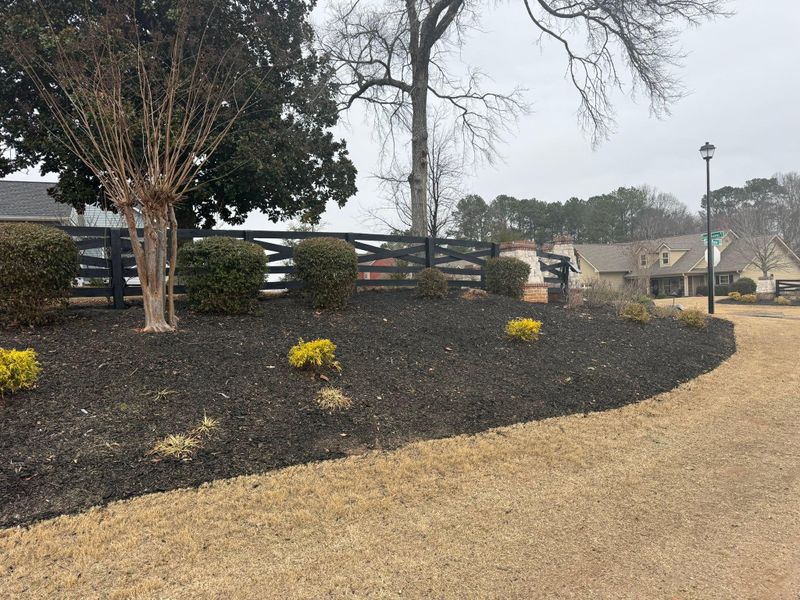 🌿 Residential Mulch/Rock Installation Services