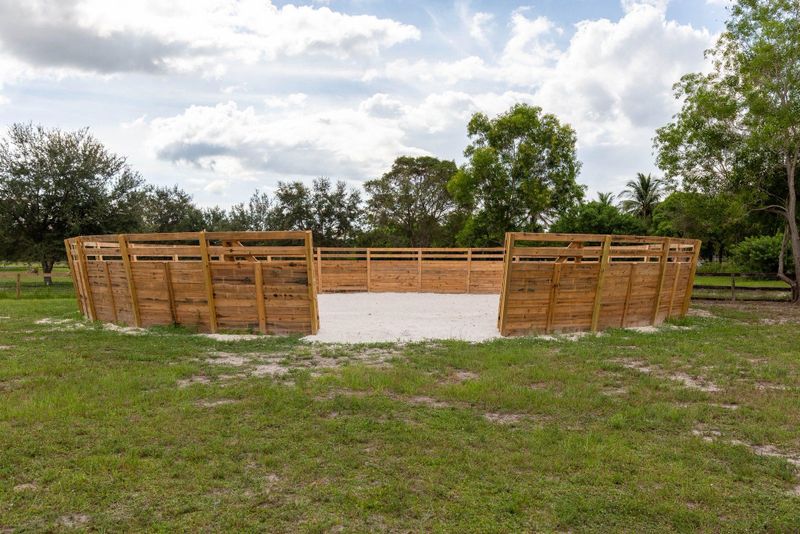 Round Pens