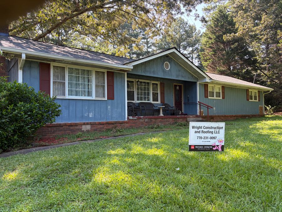 Owens Corning TruDefinition roof in Onyx Black on a porch home in Acworth